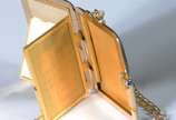Elegante bolsa "menudiere" do tipo trousse de o... - Elegante bolsa "menudiere" do tipo trousse de ouro 18 k., com corrente também de ouro 18 k. Nome gravado "Zilda" na parte da frente. Faltando o ...