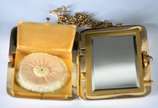Elegante bolsa "menudiere" do tipo trousse de o... - Elegante bolsa "menudiere" do tipo trousse de ouro 18 k., com corrente também de ouro 18 k. Nome gravado "Zilda" na parte da frente. Faltando o ...
