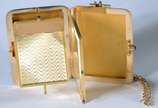Elegante bolsa "menudiere" do tipo trousse de o... - Elegante bolsa "menudiere" do tipo trousse de ouro 18 k., com corrente também de ouro 18 k. Nome gravado "Zilda" na parte da frente. Faltando o ...