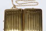 Elegante bolsa "menudiere" do tipo trousse de o... - Elegante bolsa "menudiere" do tipo trousse de ouro 18 k., com corrente também de ouro 18 k. Nome gravado "Zilda" na parte da frente. Faltando o ...