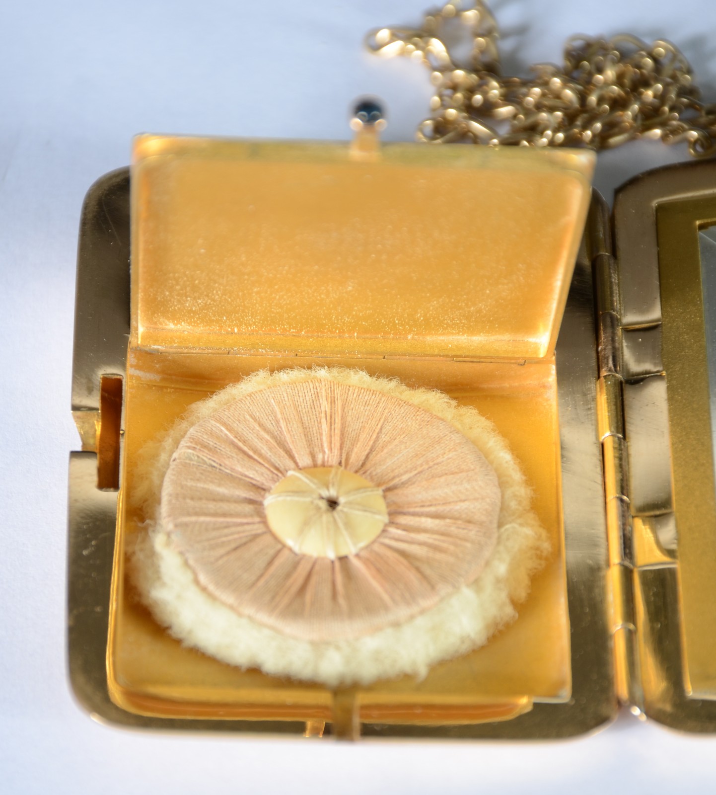 Elegante bolsa "menudiere" do tipo trousse de ouro 18 k., com... - foto 9 de 11