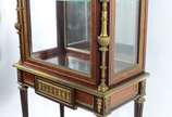 Henry Dasson (1825-1896),  - Excepcional vitrine francesa de madeira nobre, estilo Luiz XVI, ricamente trabalhada com guarnições de bronze. Gaveta com "segredo" para abrir na part