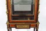 Henry Dasson (1825-1896),  - Excepcional vitrine francesa de madeira nobre, estilo Luiz XVI, ricamente trabalhada com guarnições de bronze. Gaveta com "segredo" para abrir na part