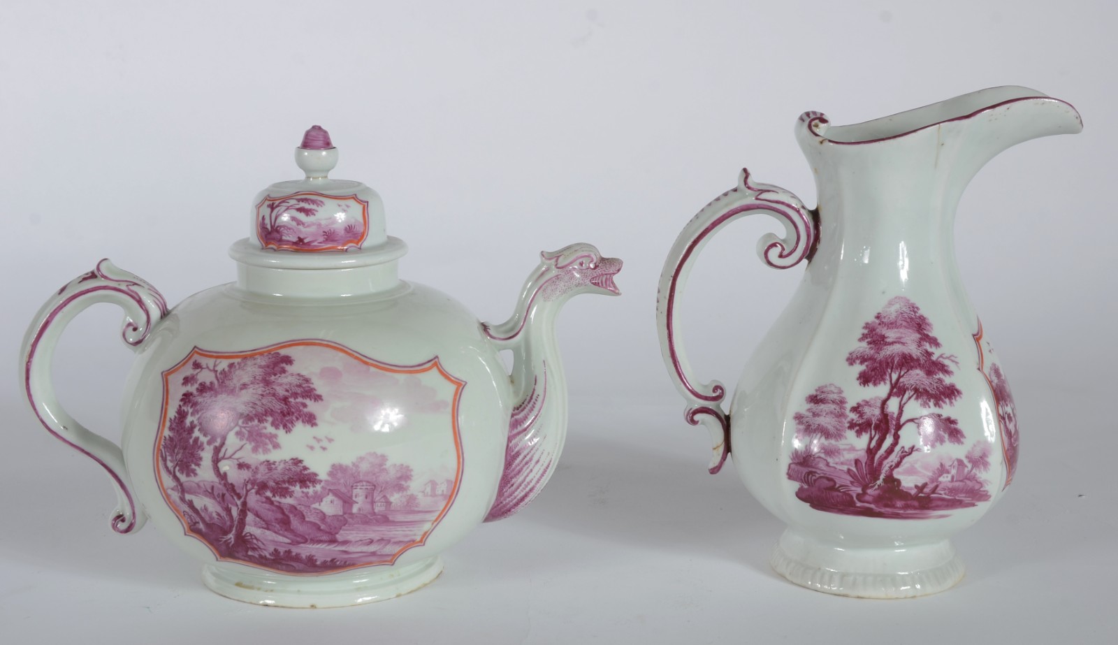 Duas peças de porcelana europeia, sendo: bule e leiteira (pega... - foto 1 de 6