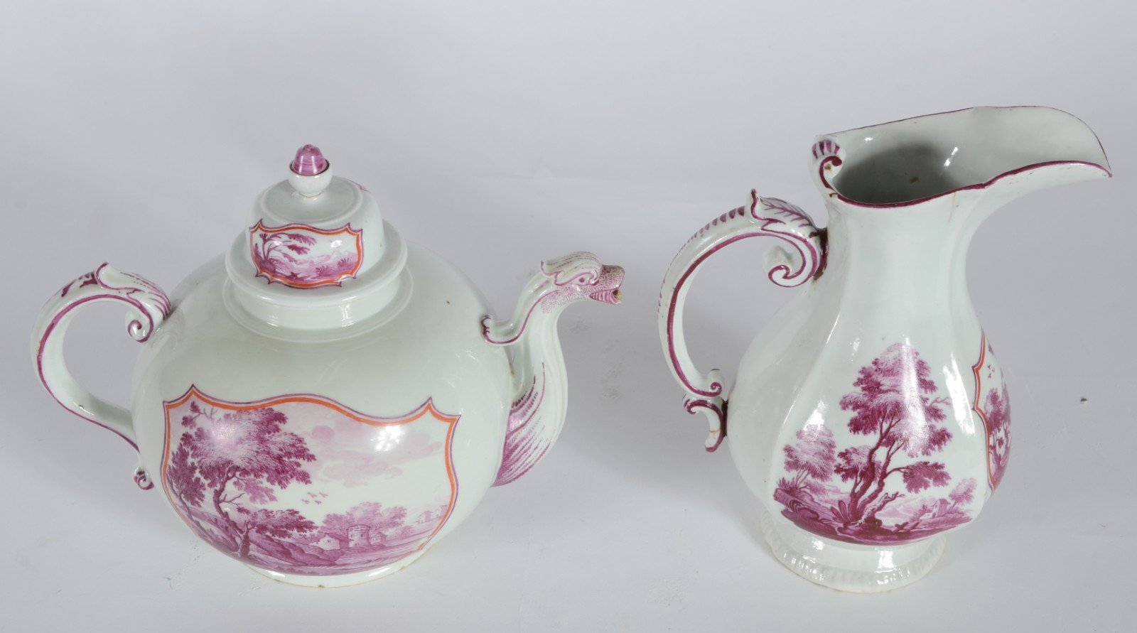 Duas peças de porcelana europeia, sendo: bule e leiteira (pega... - foto 2 de 6