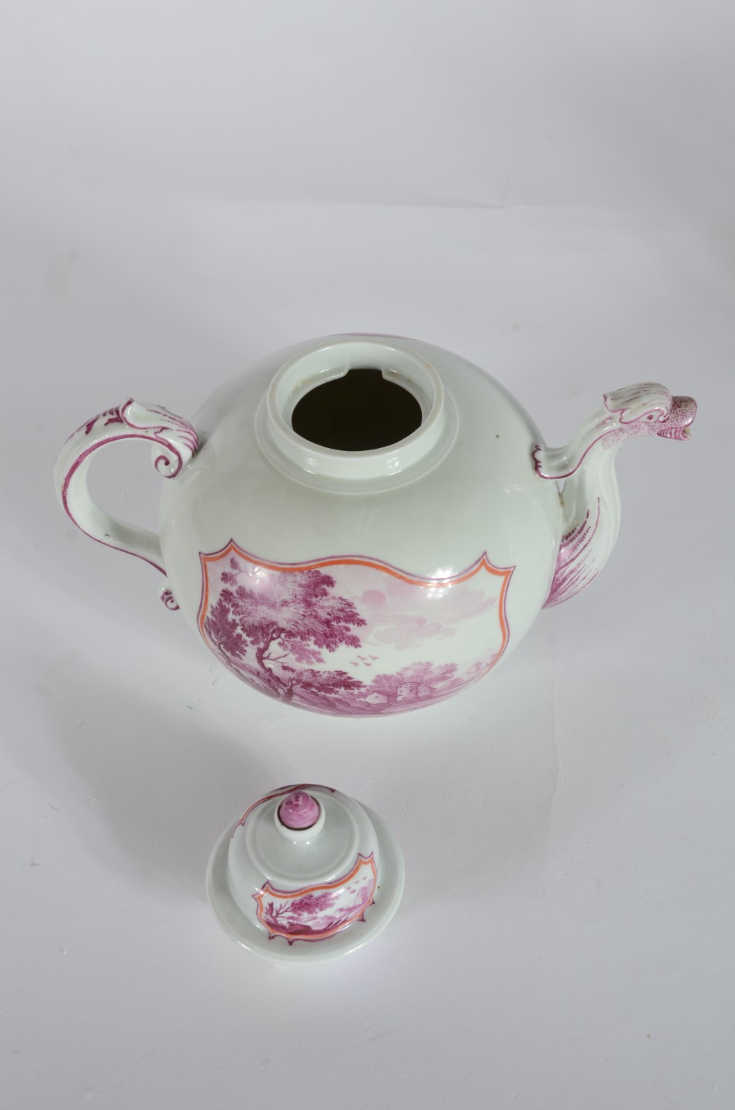 Duas peças de porcelana europeia, sendo: bule e leiteira (pega... - foto 3 de 6
