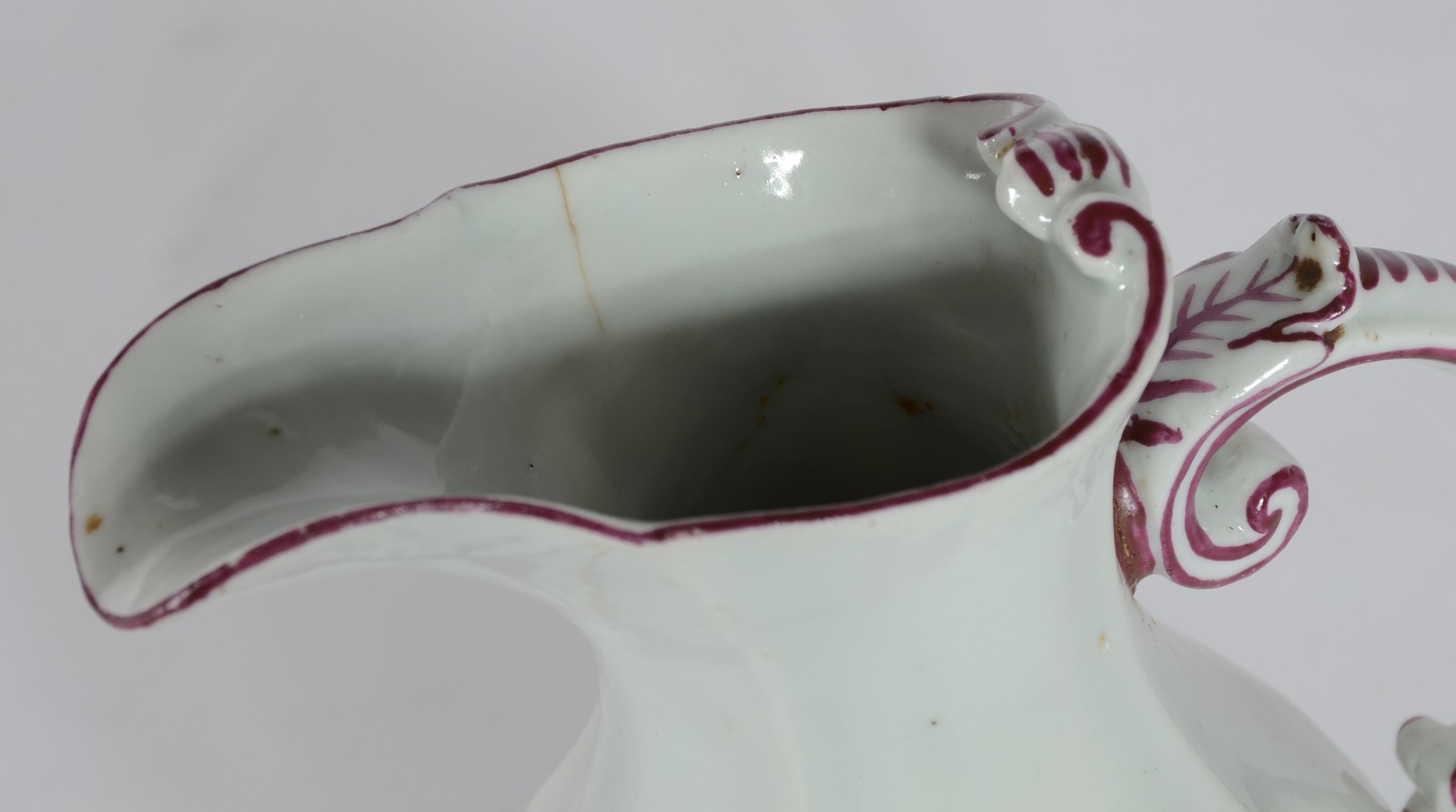 Duas peças de porcelana europeia, sendo: bule e leiteira (pega... - foto 6 de 6