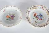 Dois pratos de porcelana, sendo um de porcelana... - Dois pratos de porcelana, sendo um de porcelana KPM " Dem Reichs Prasid Enten - V. Hindey Burg com flores e borboletas em policromia e outro pra...