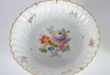 Dois pratos de porcelana, sendo um de porcelana... - Dois pratos de porcelana, sendo um de porcelana KPM " Dem Reichs Prasid Enten - V. Hindey Burg com flores e borboletas em policromia e outro pra...