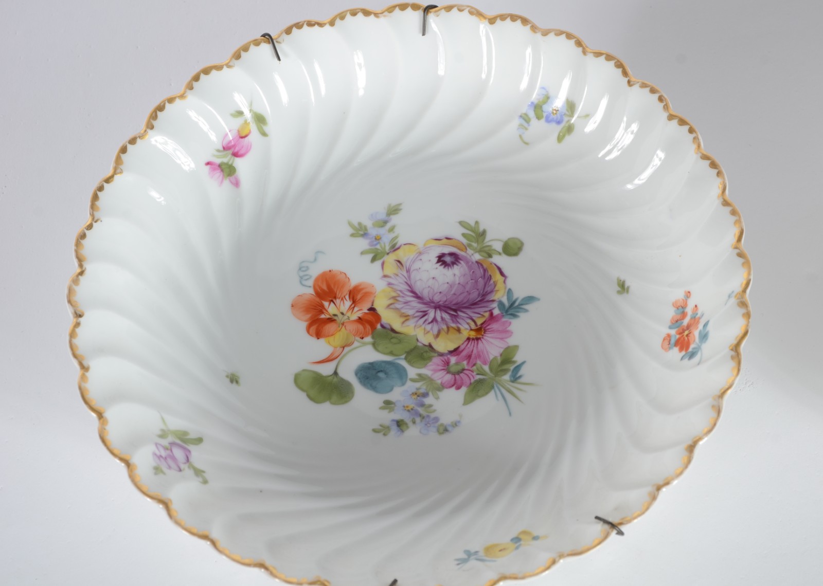 Dois pratos de porcelana, sendo um de porcelana KPM " Dem Reichs... - foto 2 de 6
