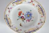 Dois pratos de porcelana, sendo um de porcelana... - Dois pratos de porcelana, sendo um de porcelana KPM " Dem Reichs Prasid Enten - V. Hindey Burg com flores e borboletas em policromia e outro pra...