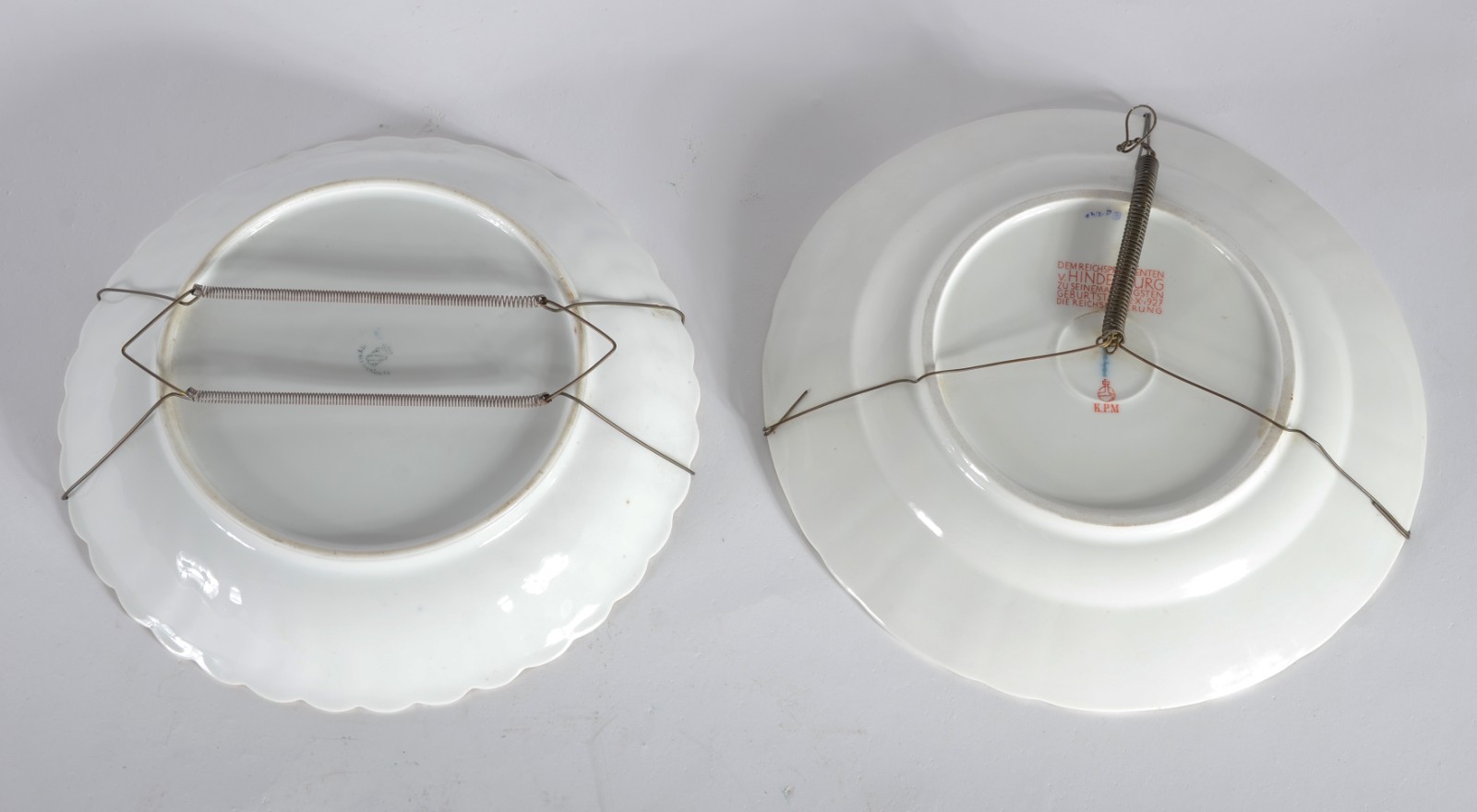 Dois pratos de porcelana, sendo um de porcelana KPM " Dem Reichs... - foto 4 de 6