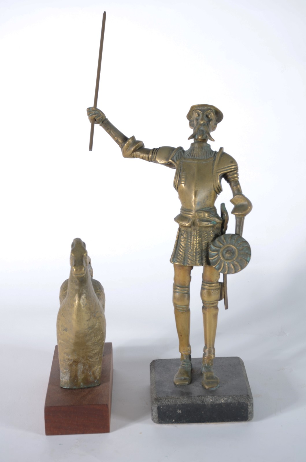 Duas esculturas de bronze, sendo uma representando Dom Quixote e... - foto 1 de 5