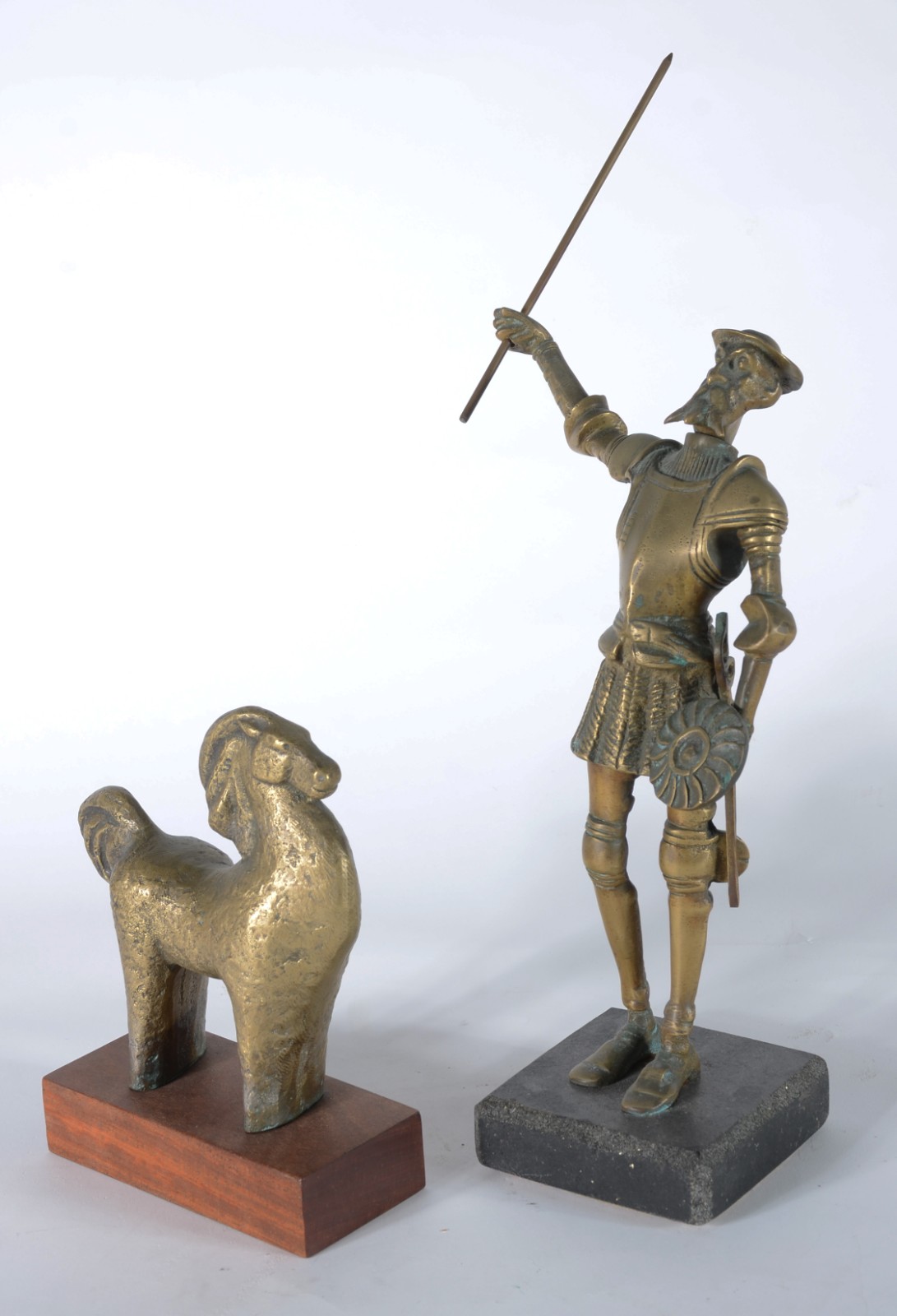 Duas esculturas de bronze, sendo uma representando Dom Quixote e... - foto 2 de 5