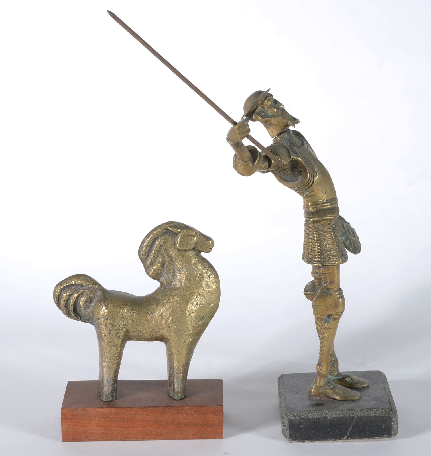 Duas esculturas de bronze, sendo uma representando Dom Quixote e... - foto 3 de 5