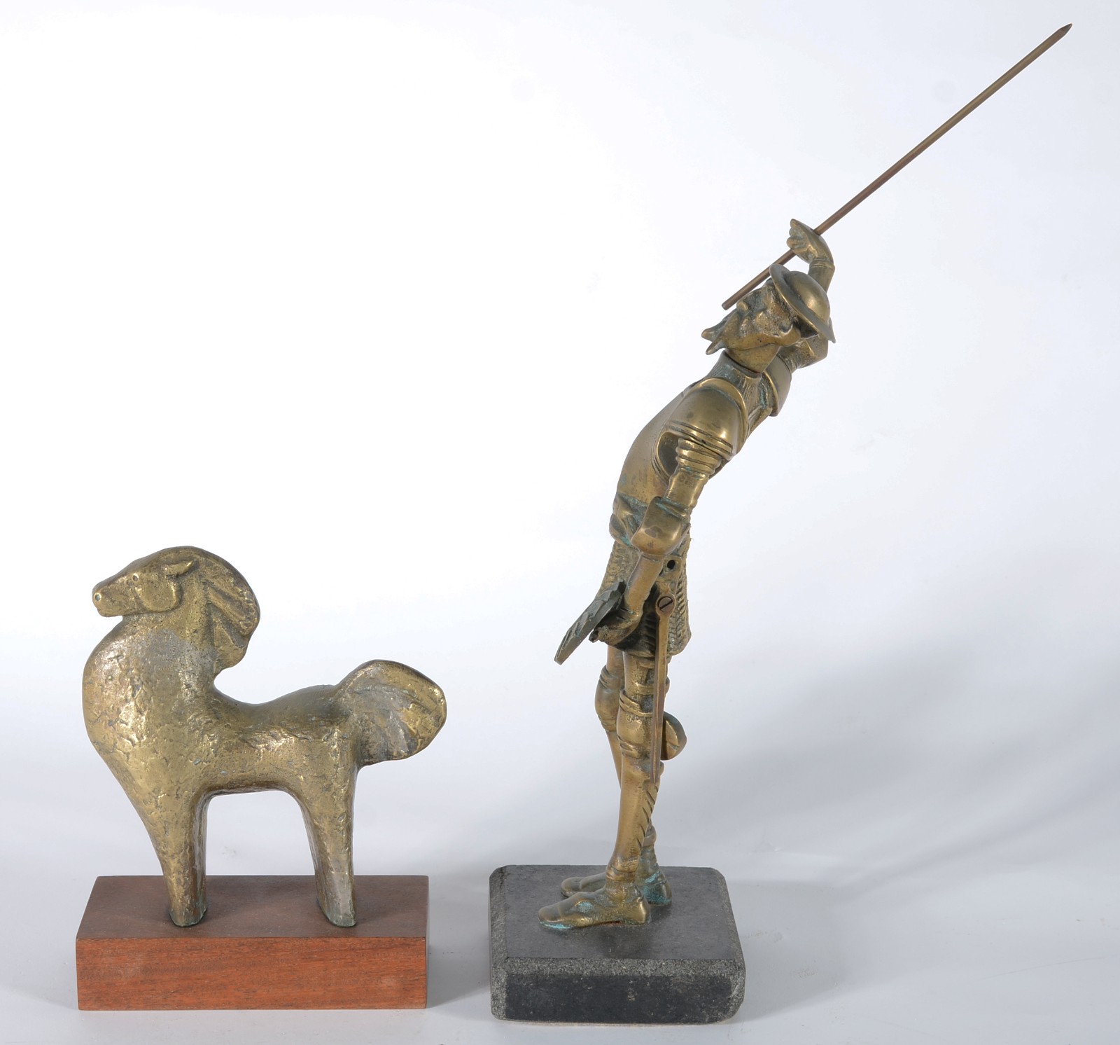 Duas esculturas de bronze, sendo uma representando Dom Quixote e... - foto 4 de 5