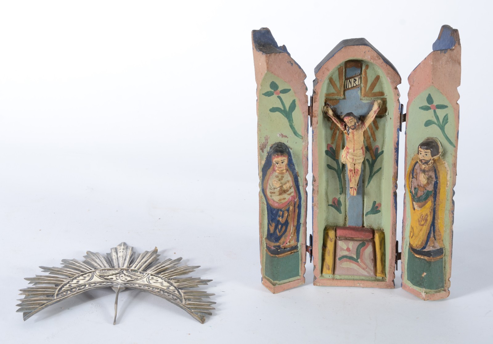 Duas peças, sendo: oratório de viagem com figuras sacras feitio bala... - foto 1 de 7