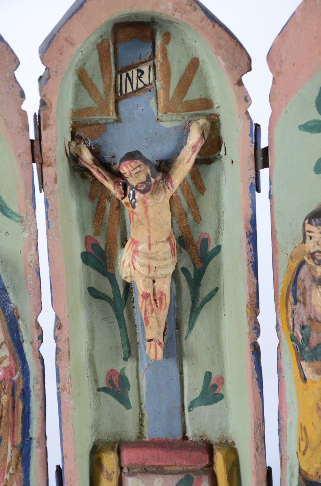 Duas peças, sendo: oratório de viagem com figuras sacras feitio bala... - foto 4 de 7