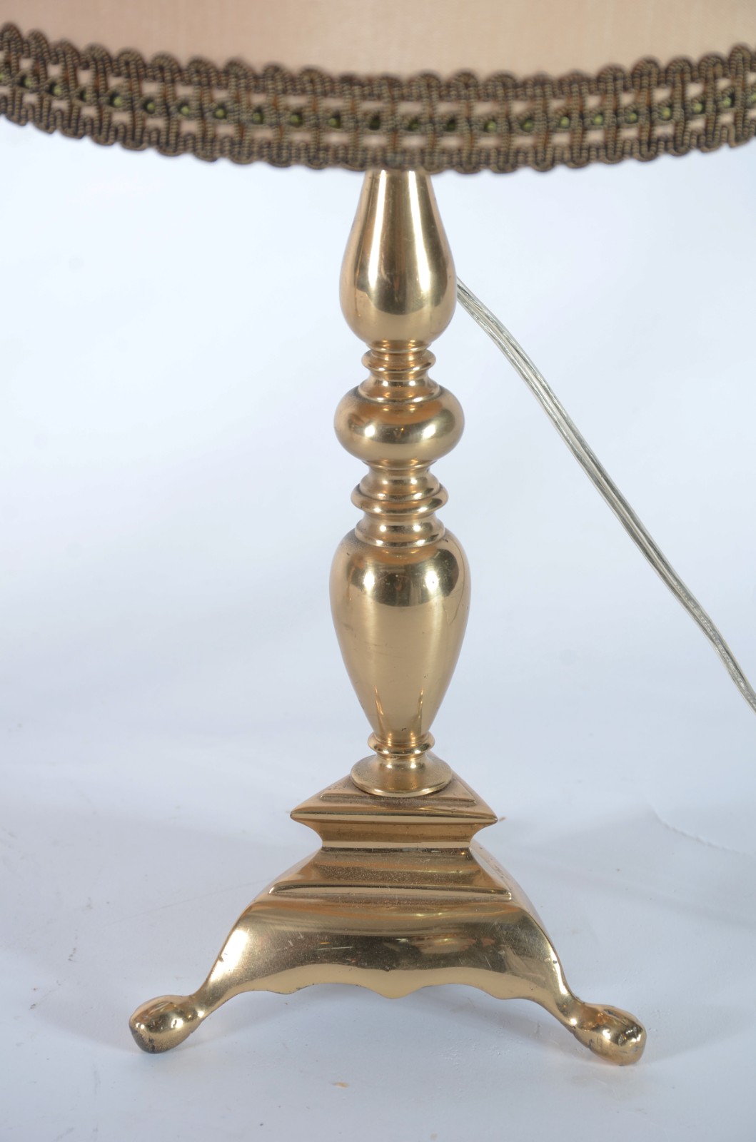 Par de abatjoures de metal dourado. - foto 4 de 4