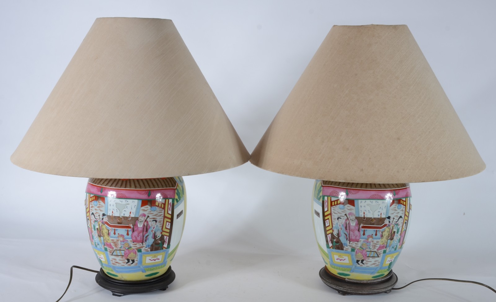 Par de abatjoures de porcelana chinesa, decorados com figuras de... - foto 1 de 4