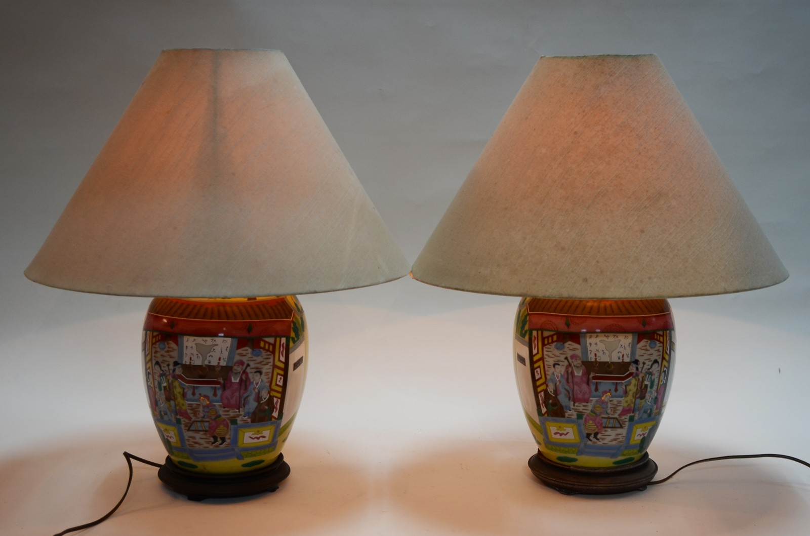 Par de abatjoures de porcelana chinesa, decorados com figuras de... - foto 2 de 4