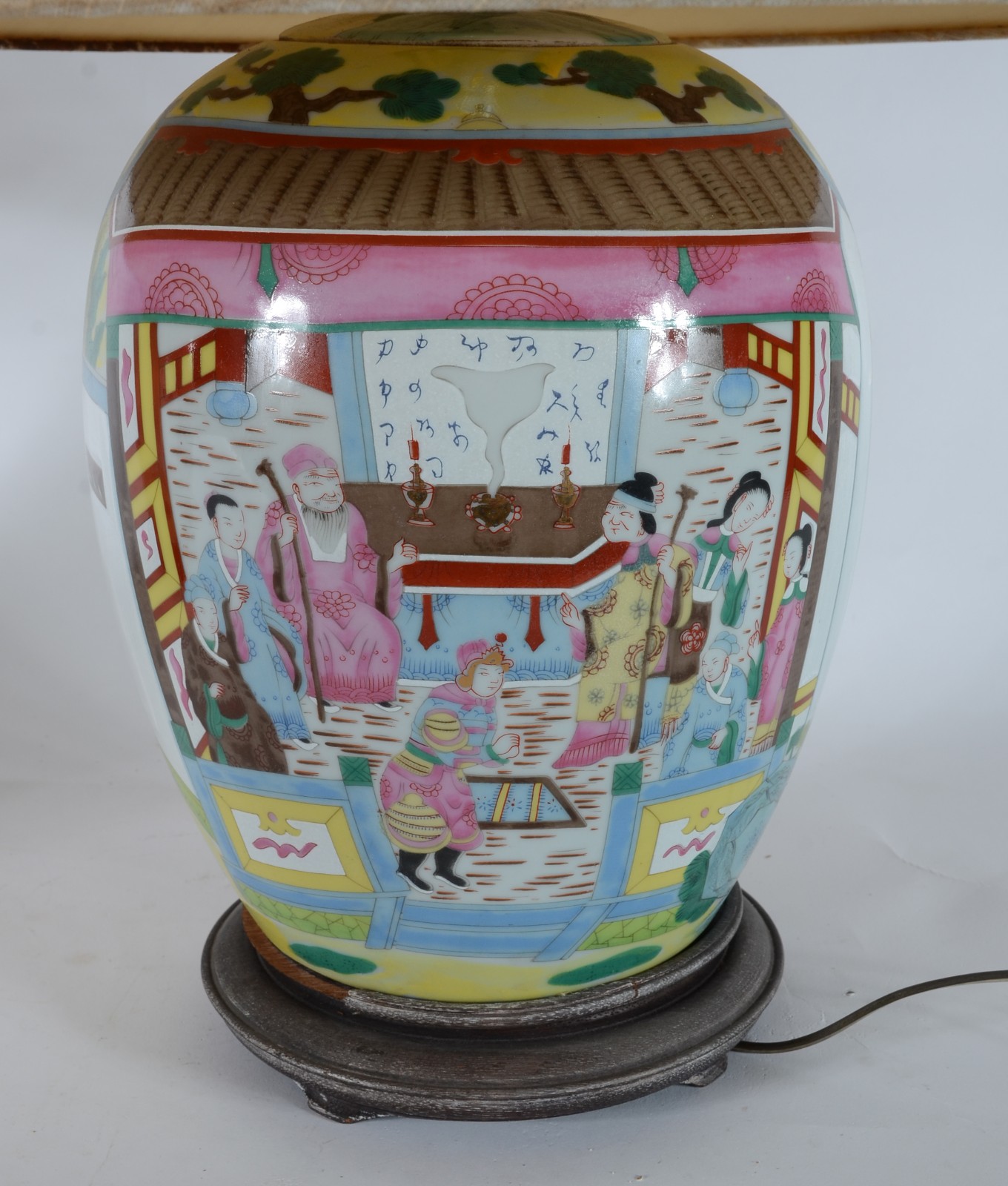 Par de abatjoures de porcelana chinesa, decorados com figuras de... - foto 3 de 4