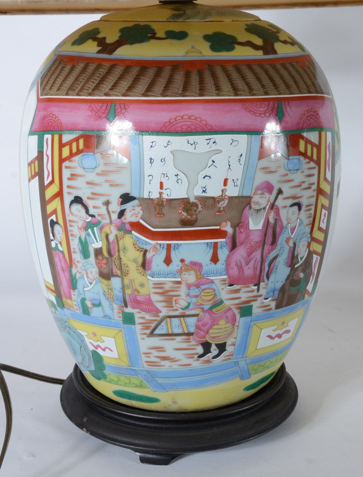 Par de abatjoures de porcelana chinesa, decorados com figuras de... - foto 4 de 4