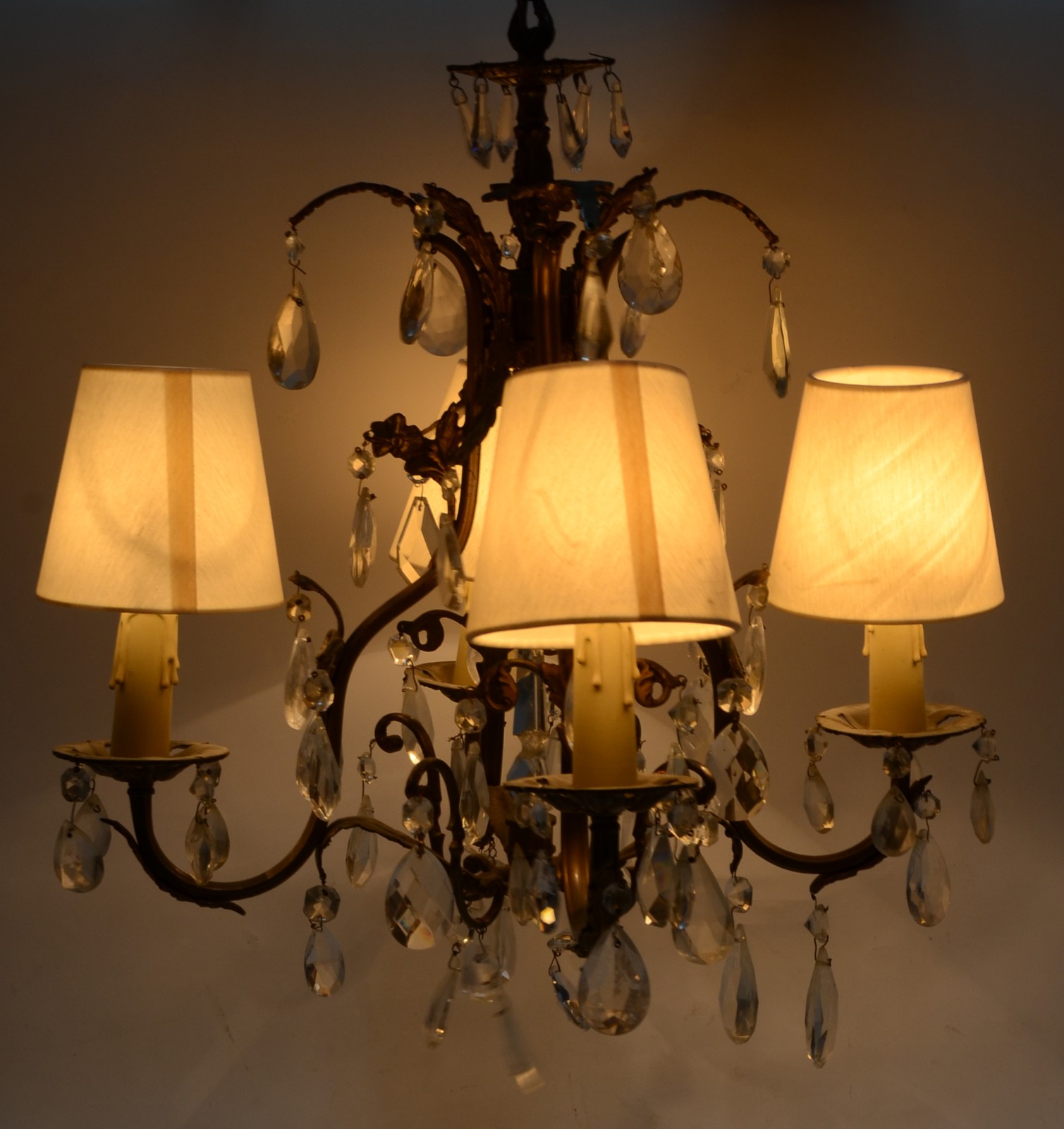 Lustre para 4 luzes com pingentes lapidados. - foto 2 de 2