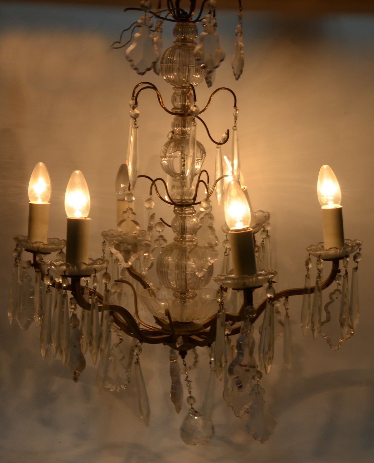 Lustre para 6 luzes com corpo de cristal e bronze, pingentes... - foto 3 de 3