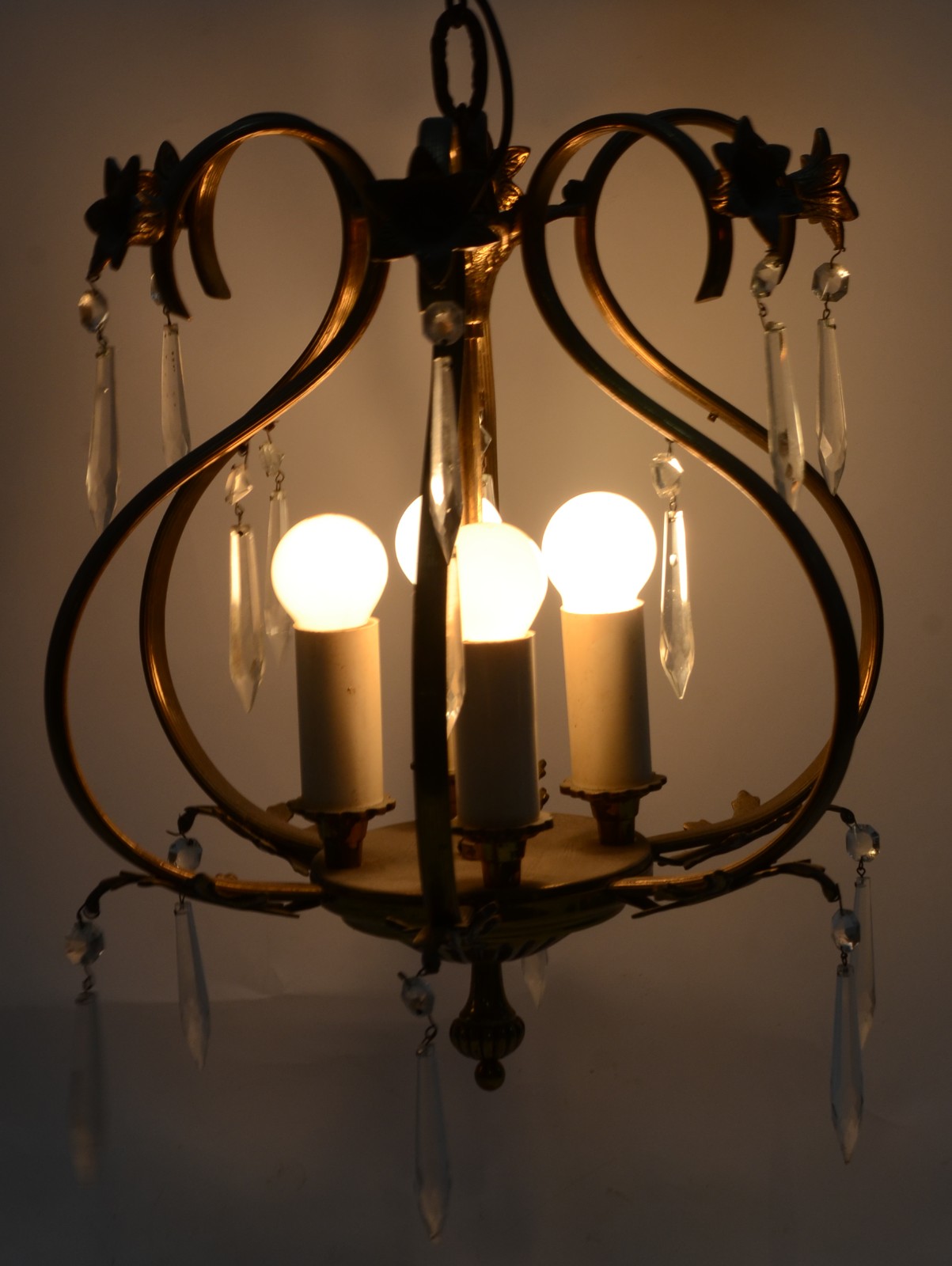 Lustre de metal dourado com pingentes de cristal (oxidação e faltando... - foto 2 de 2