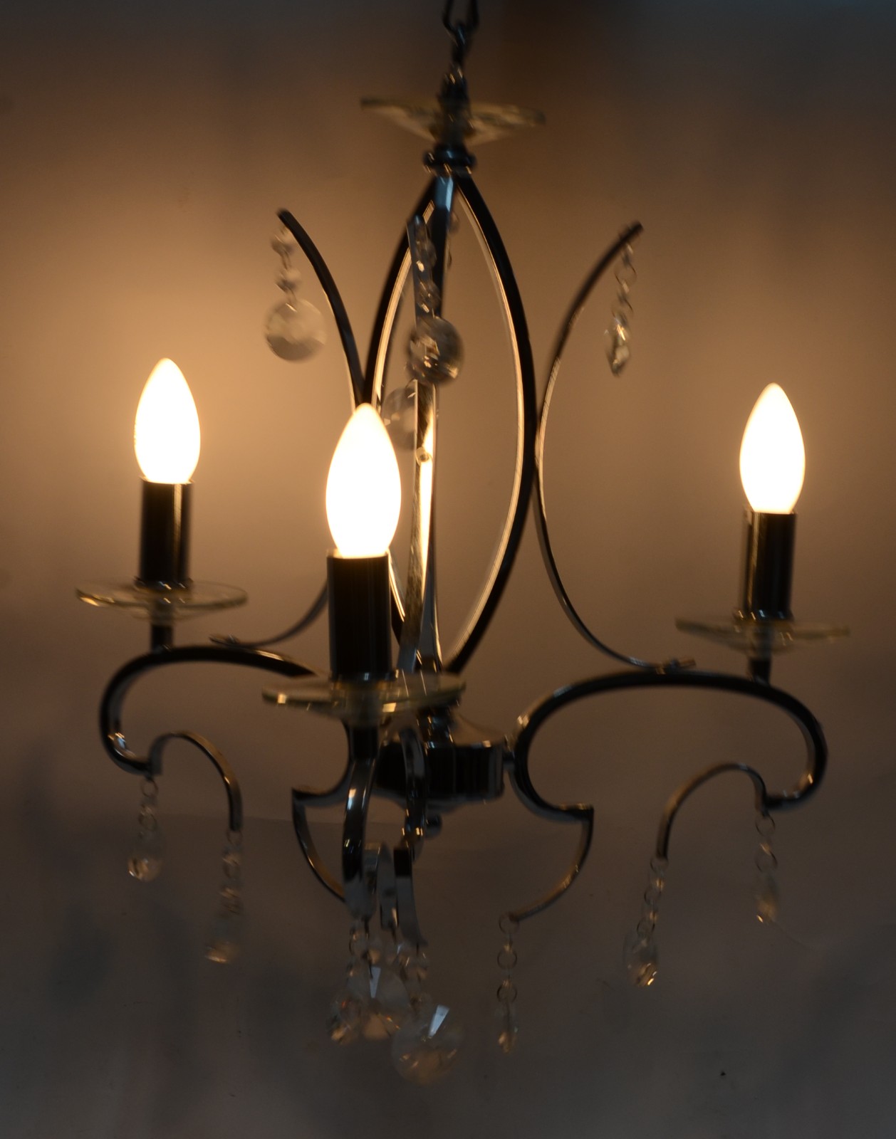 Lustre moderno de metal com pingentes. - foto 2 de 3