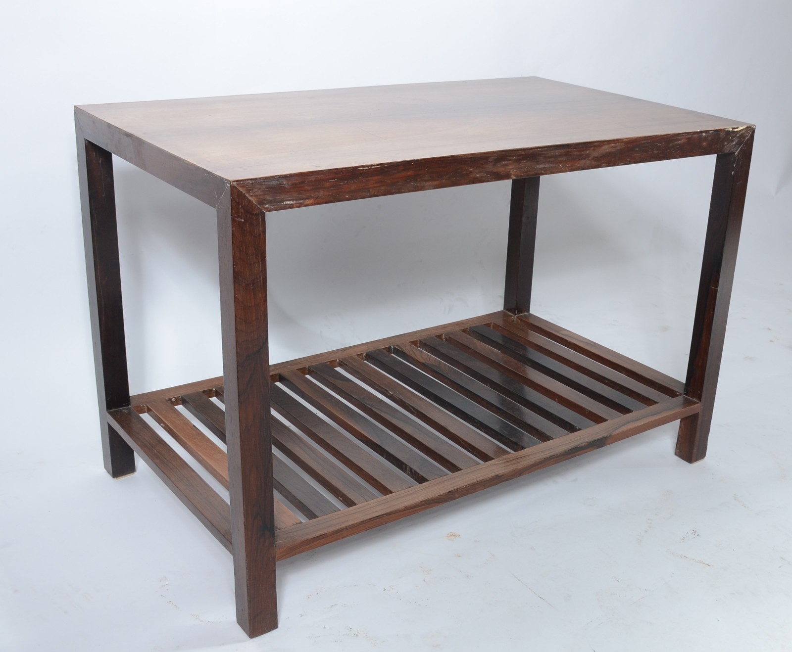 Mesa auxiliar de jacarandá, platô inferior formado por ripas de... - foto 1 de 3