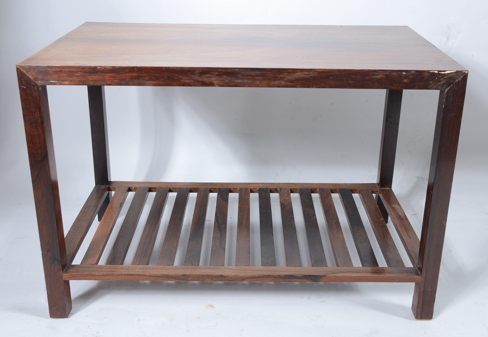 Mesa auxiliar de jacarandá, platô inferior formado por ripas de... - foto 2 de 3