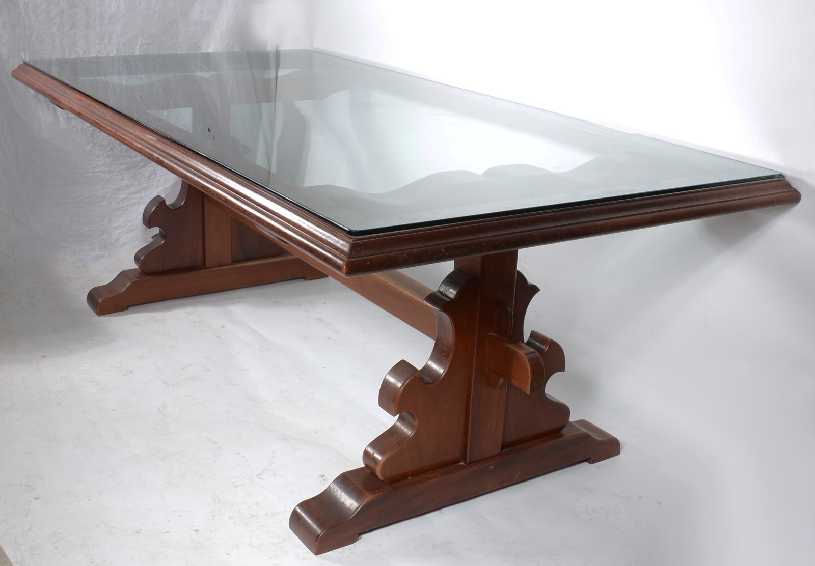 Mesa de jantar de madeira nobre com bases de madeira recortada, tampo... - foto 2 de 7