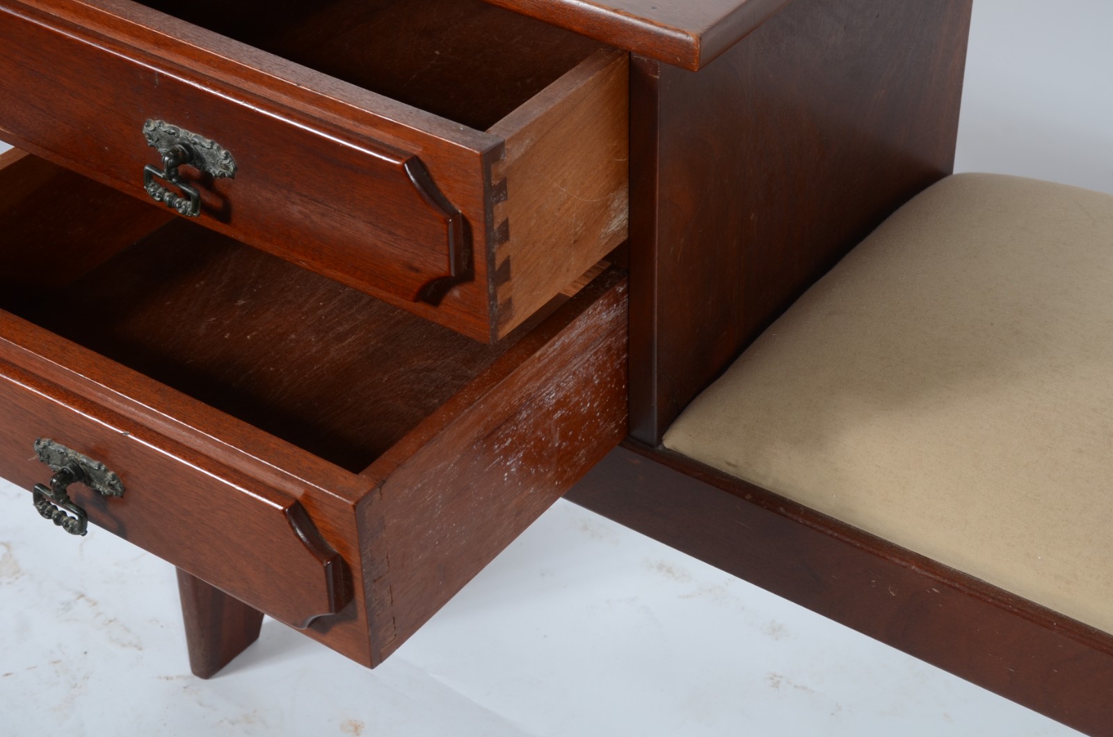 Mesa para telefone de madeira nobre com assento estofada com duas... - foto 6 de 7