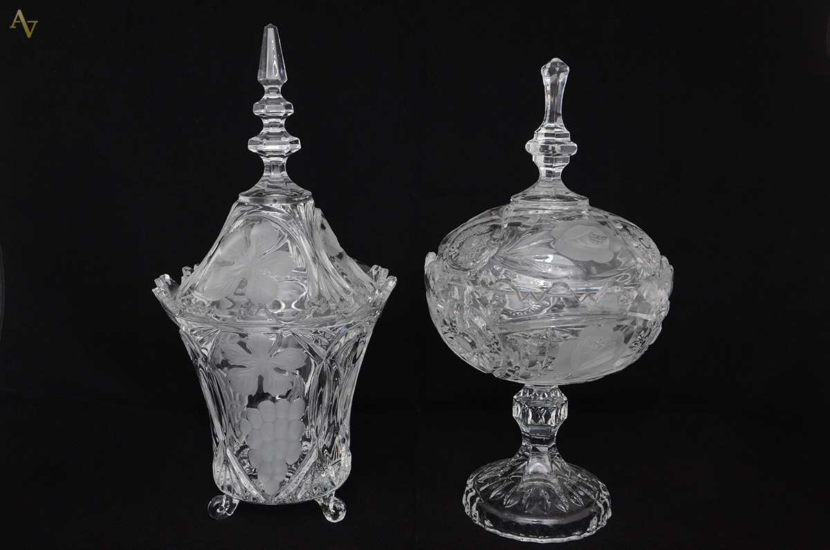 Duas compoteiras de cristal lapidado. Alturas 32 cm e 34 cm.