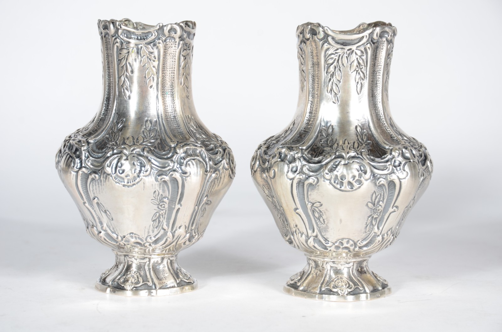 Par de vasos de prata, decorados com concheados em relevo, contraste... - foto 1 de 5