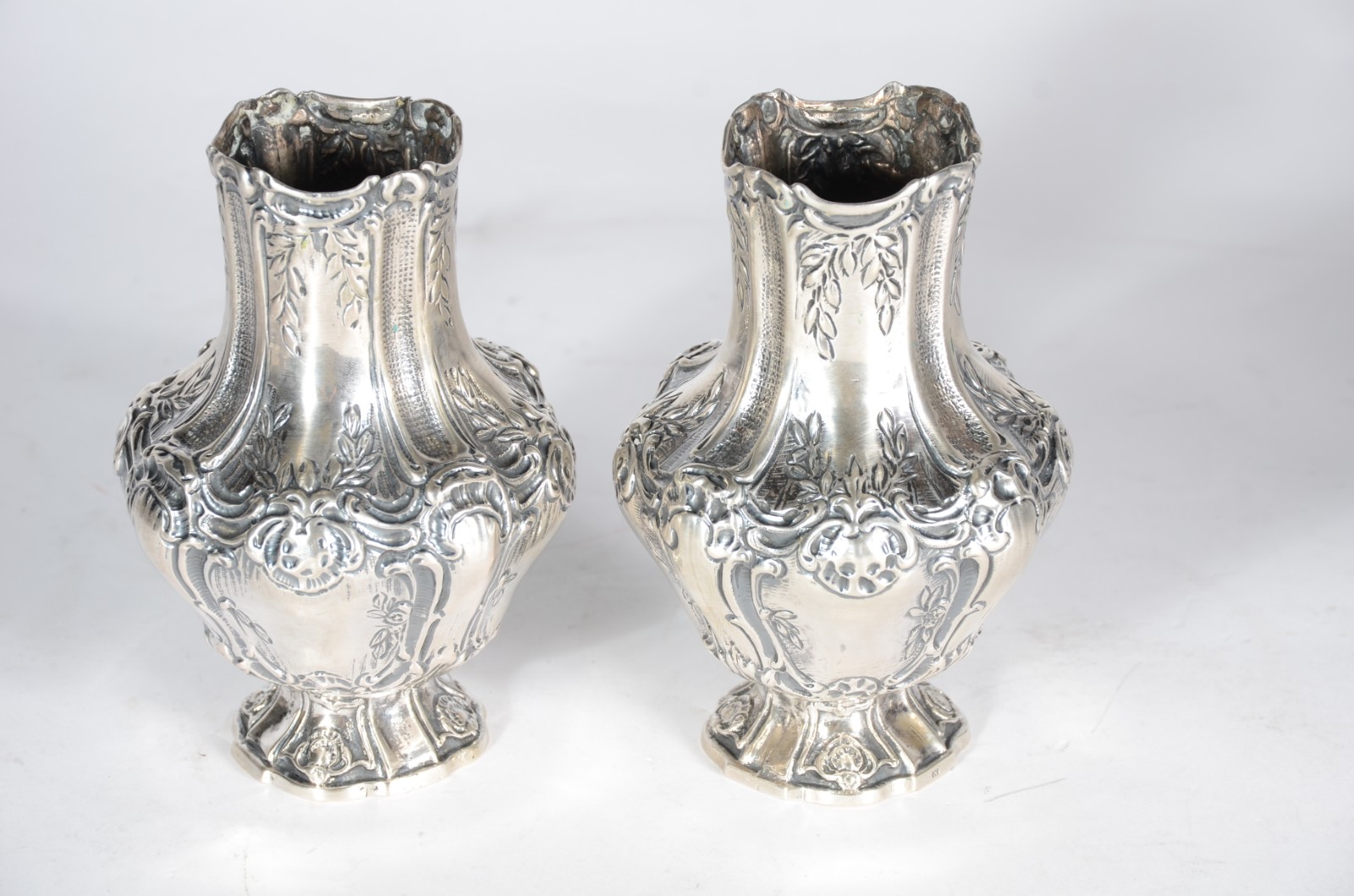 Par de vasos de prata, decorados com concheados em relevo, contraste... - foto 2 de 5