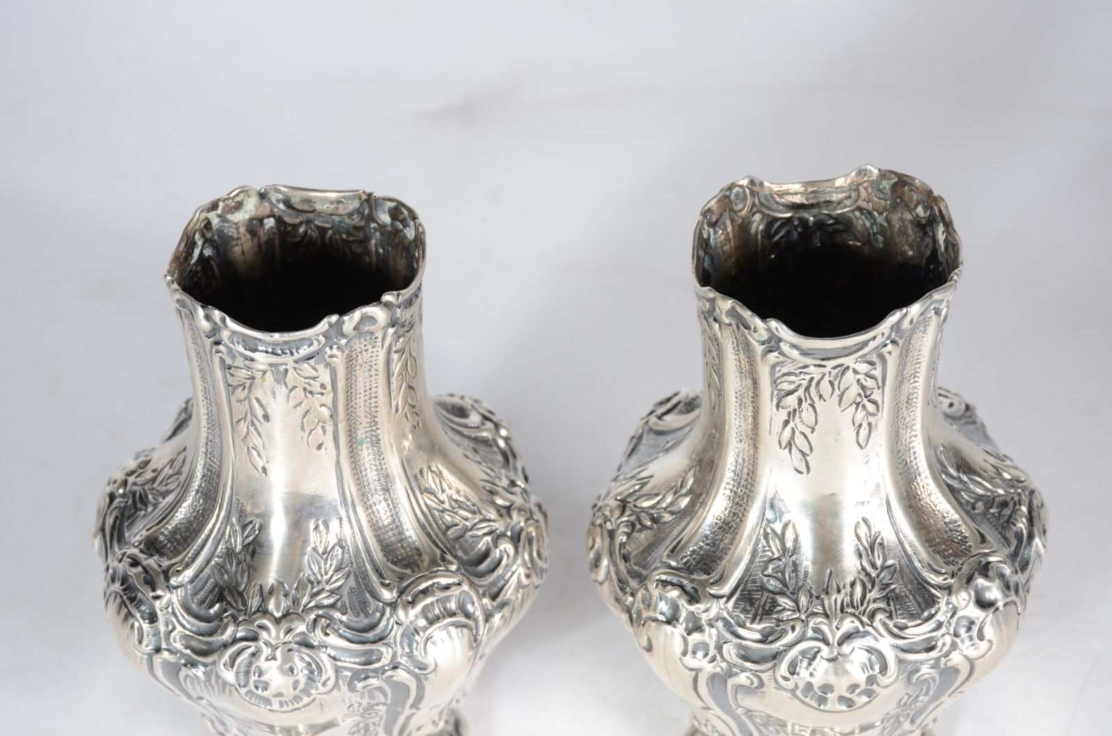 Par de vasos de prata, decorados com concheados em relevo, contraste... - foto 3 de 5