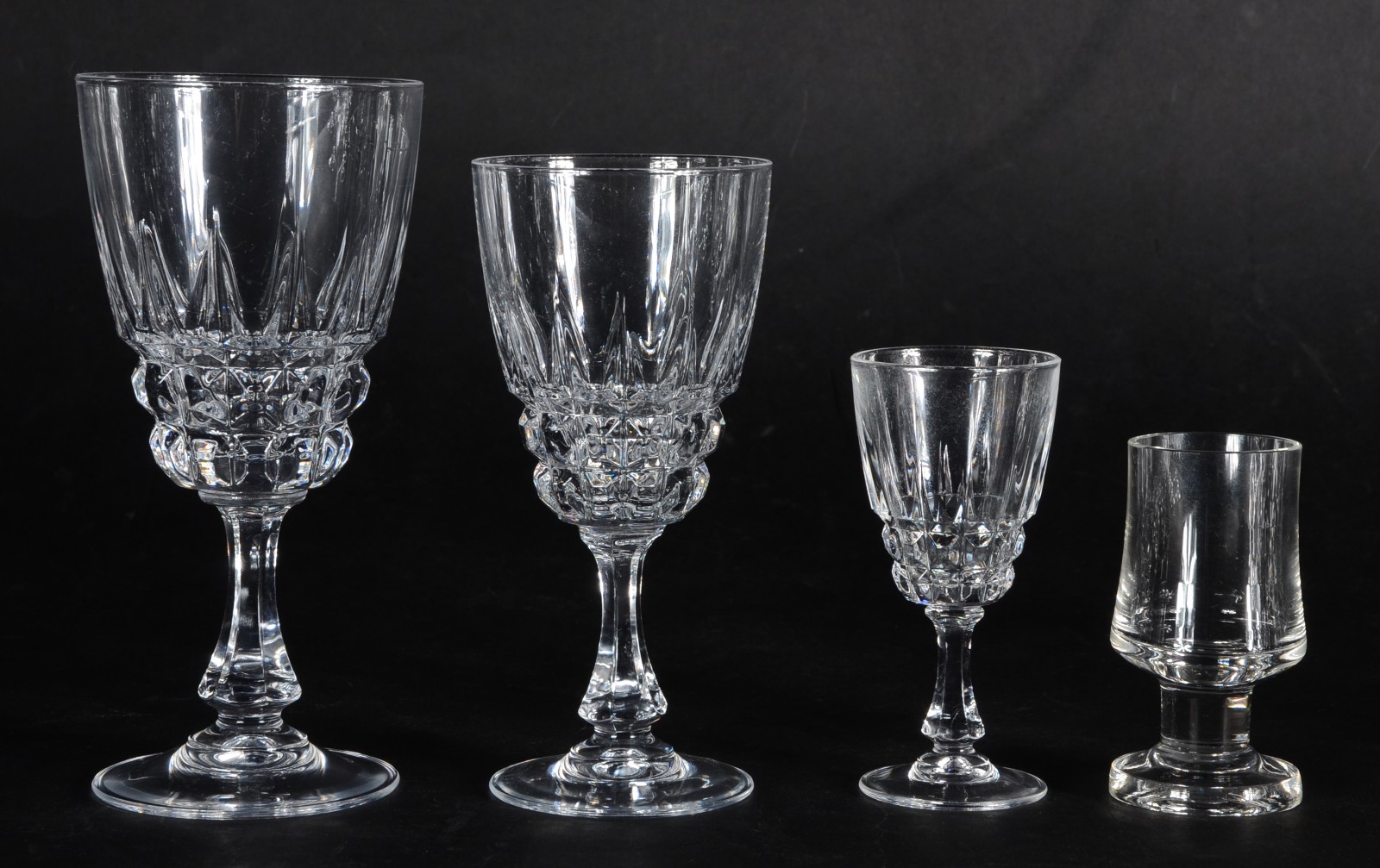 Serviço de cristal francês D'arques, composto de: 6 taças para água... - foto 2 de 4