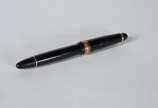 Montblanc (1906),  - Caneta Masterpiece tinteiro na cor preta com dourado.