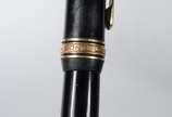 Montblanc (1906),  - Caneta Masterpiece tinteiro na cor preta com dourado.