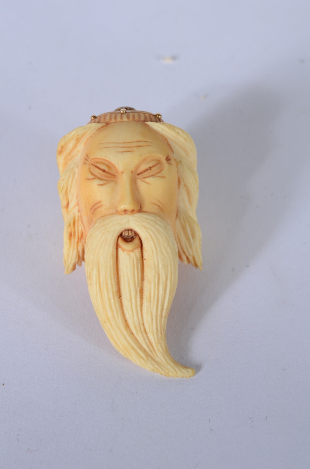 Broche de marfim e ouro representando "Cabeça de sábio oriental"... - foto 1 de 4