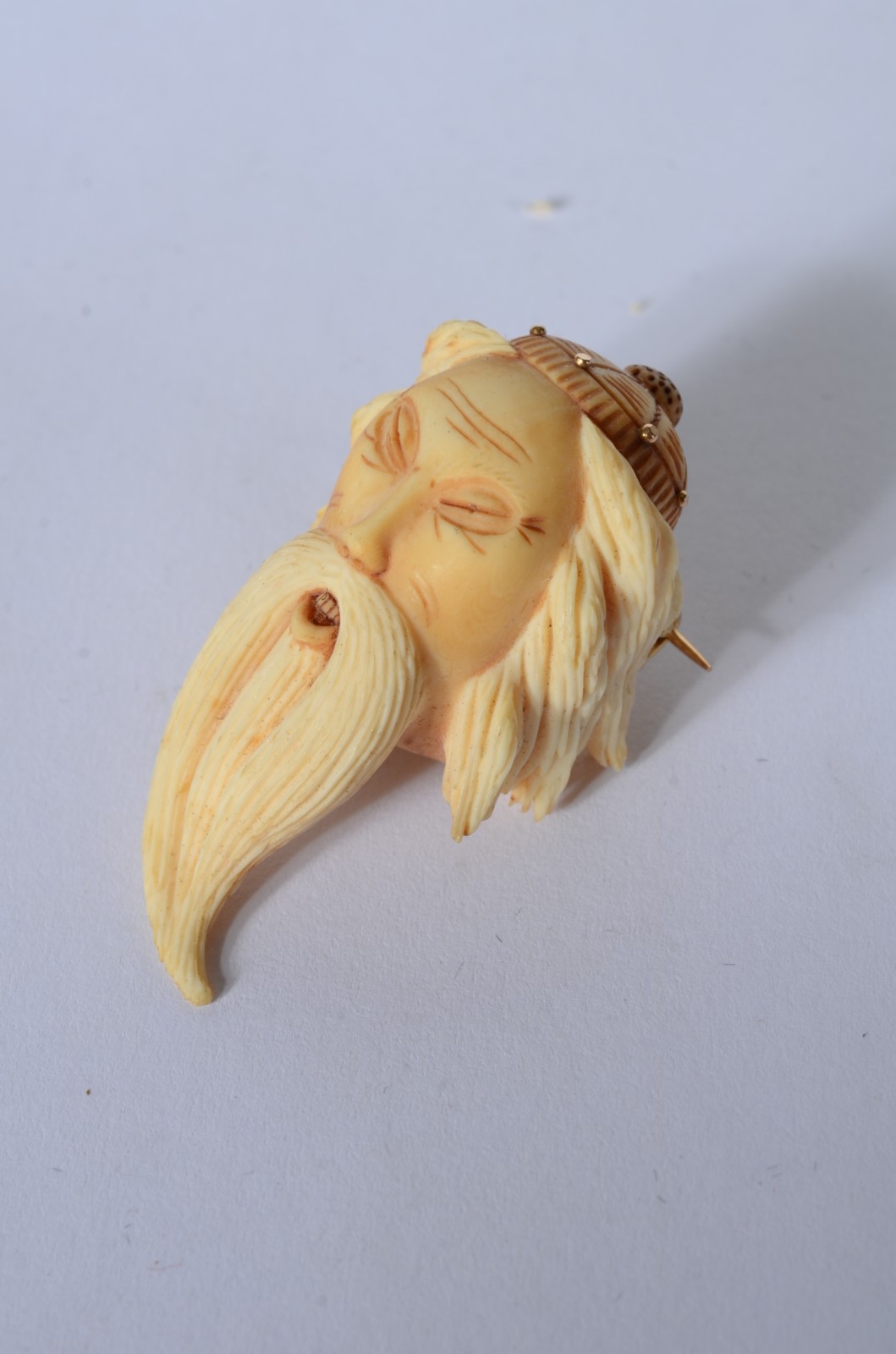 Broche de marfim e ouro representando "Cabeça de sábio oriental"... - foto 2 de 4
