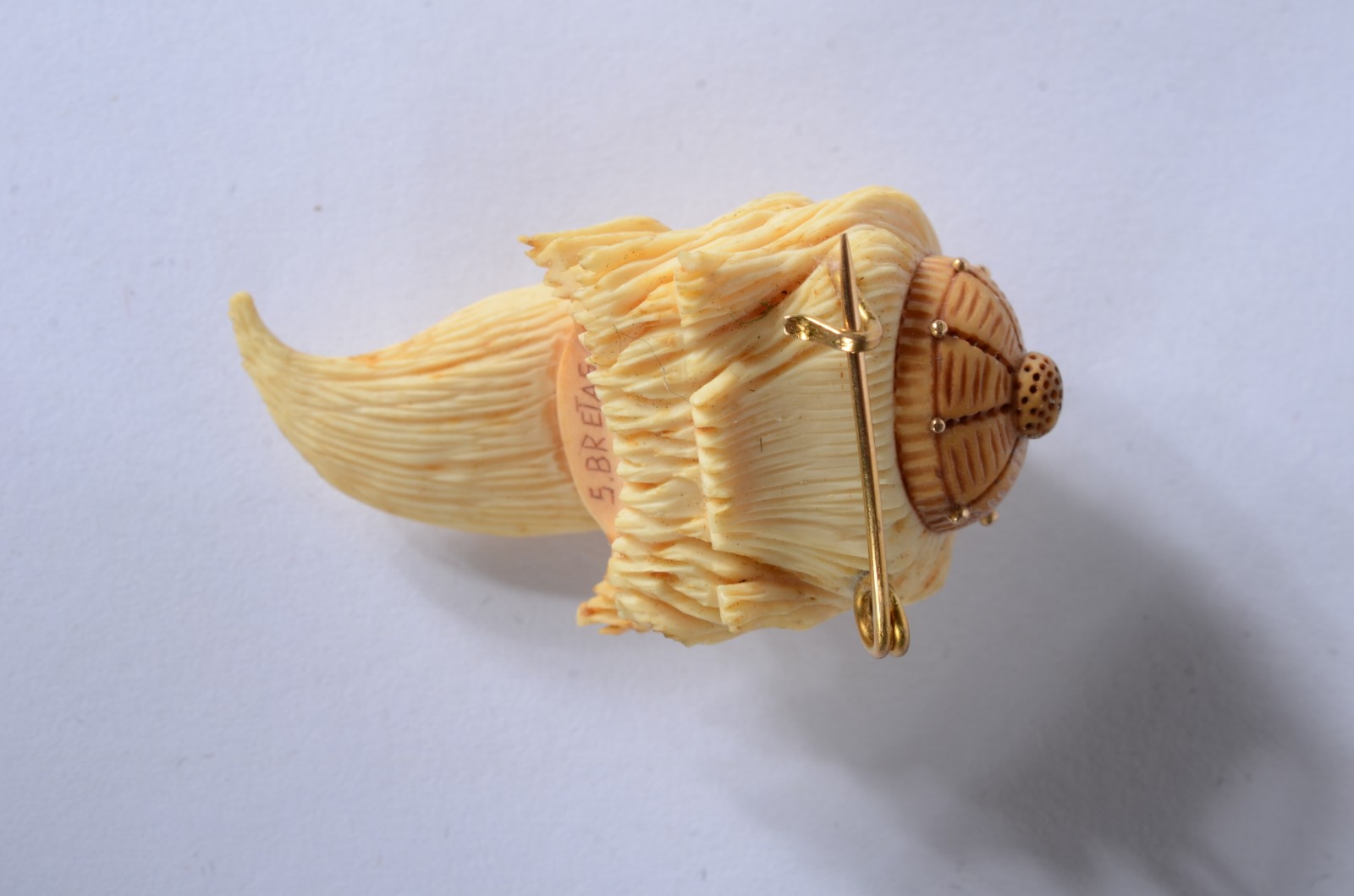 Broche de marfim e ouro representando "Cabeça de sábio oriental"... - foto 3 de 4