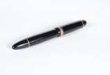 Montblanc (1906),  - Caneta tinteiro, vintage, corpo em resina com detalhes revestido em ouro, pena em ouro 14 k. Década de 50. Fabricada na Alemanha.