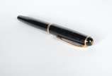 Montblanc (1906),  - Caneta tinteiro, vintage, corpo em resina com detalhes revestidos em ouro, pena em ouro 14 k. Década de 50. Fabricada na Alemanha.