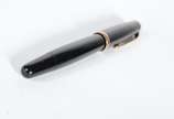 Montblanc (1906),  - Caneta tinteiro, vintage, corpo em resina com detalhes revestidos em ouro, pena em ouro 14 k. Década de 50. Fabricada na Alemanha.