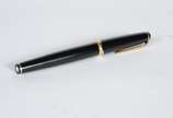 Montblanc (1906),  - Caneta tinteiro, vintage, corpo em resina com detalhes revestidos em ouro, pena em ouro 14 k. Década de 50. Fabricada na Alemanha.