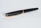 Montblanc (1906),  - Caneta tinteiro, vintage, corpo em resina com detalhes revestidos em ouro, pena em ouro 14 k. Década de 50. Fabricada na Alemanha.
